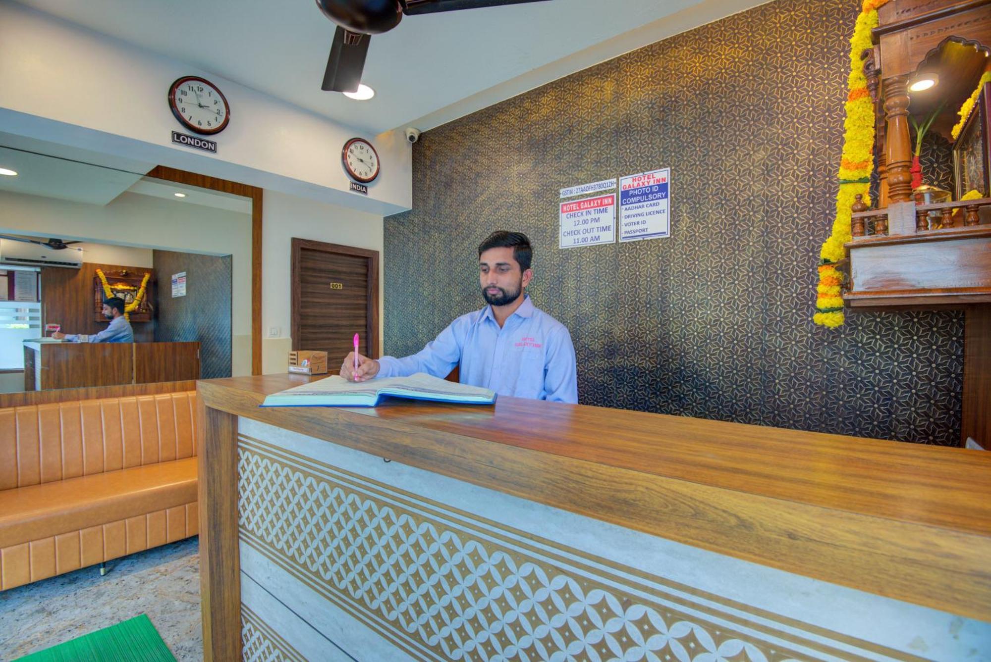 Hotel Galaxy Inn ナビムンバイ エクステリア 写真